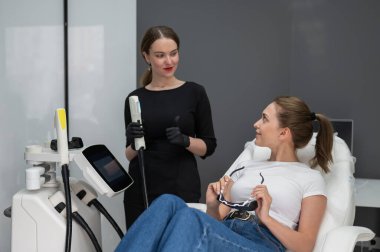 Foton gençleştirme prosedüründe genç beyaz bir kadın. Güzellik kliniğindeki bir kızın portresi.