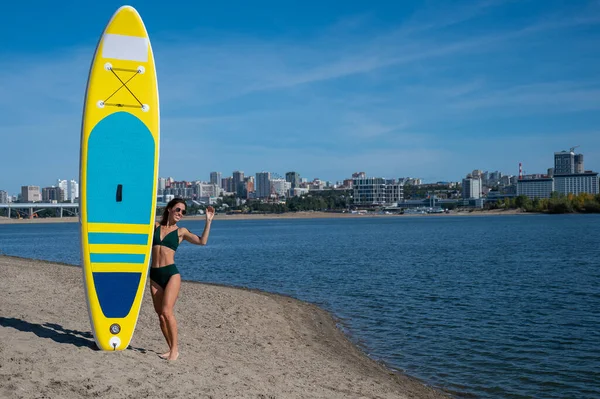 Mujer Caucásica Camina Largo Playa Lleva Sup Board Río Ciudad — Foto de Stock