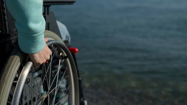 Deniz Kıyısında Tekerlekli Sandalyedeki Beyaz Kadın Kadın Ellerine Yakın Çekim — Stok fotoğraf