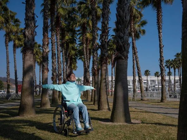 Λευκή Γυναίκα Αναπηρική Καρέκλα Απλώνει Χέρια Της Σαν Φτερά Ενώ — Φωτογραφία Αρχείου