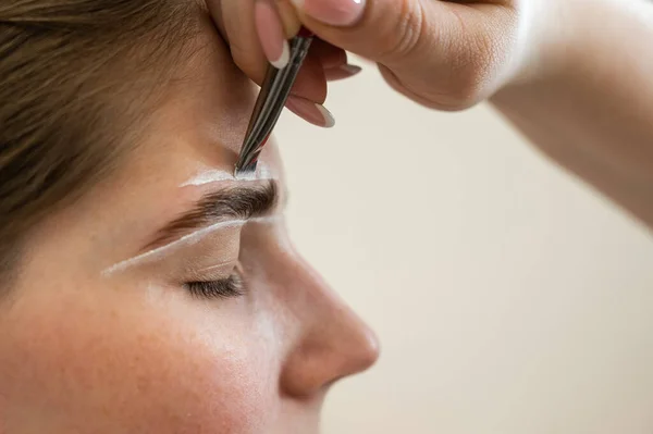 Maestro Dibuja Forma Las Cejas Con Pintura Blanca Antes Colorear — Foto de Stock