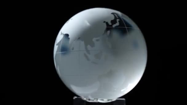 Model Kristal Dunia Berputar Pada Latar Belakang Hitam — Stok Video