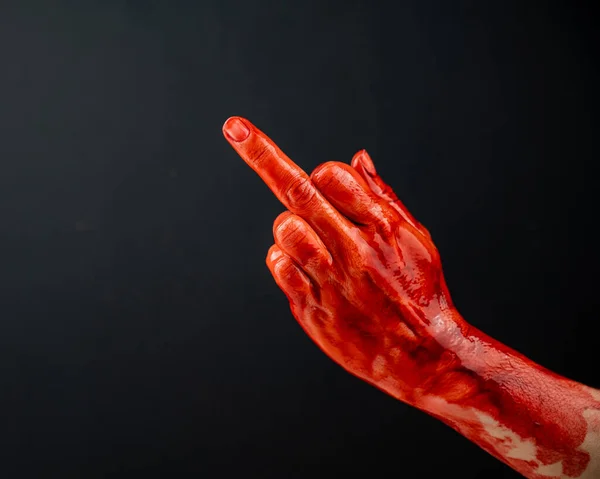 Mão Feminina Manchada Com Sangue Mostra Dedo Médio Fundo Preto — Fotografia de Stock