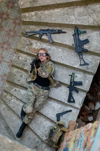 Mujer Caucásica Uniforme Militar Yace Las Escaleras Edificio Abandonado Sostiene —  Fotos de Stock