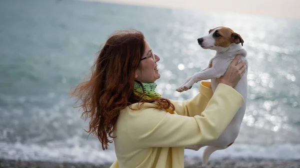Biała Rudowłosa Kobieta Trzymająca Wybrzeżu Psa Jacka Russella Terriera — Zdjęcie stockowe