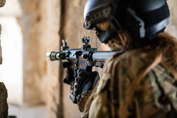 Žena Armádní Uniformě Střílí Střelnou Zbraní Opuštěné Budově — Stock fotografie