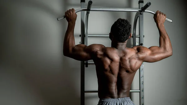 Afroamerikaner Mit Nacktem Oberkörper Zieht Sich Turnhalle Reck Hoch — Stockfoto