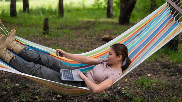 Mulher Caucasiana Trabalhando Laptop Enquanto Sentada Uma Rede Floresta Menina — Fotografia de Stock