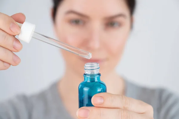 Donna Caucasica Utilizza Blu Siero Viso Antirughe — Foto Stock