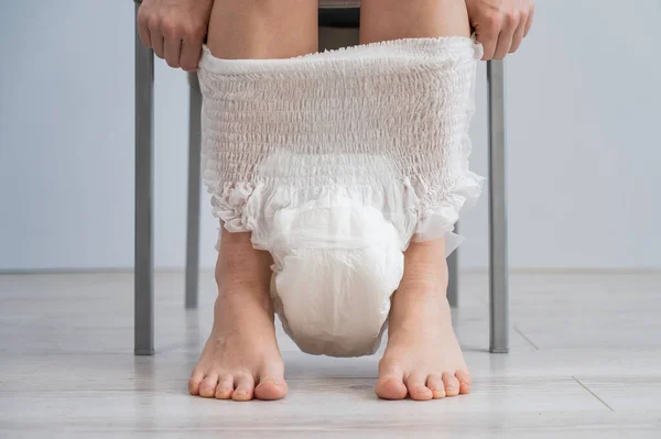 Eine Frau Zieht Eine Windel Für Erwachsene Inkontinenzprobleme — Stockfoto