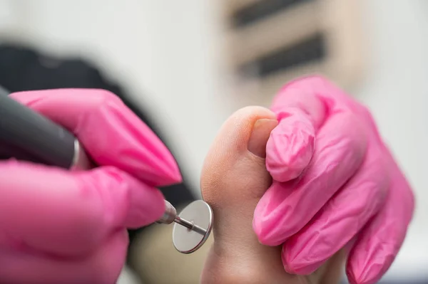 Pedikurist Behandlar Kunds Tår Med Hjälp Maskin Med Slipskiva Skönhetssalong — Stockfoto