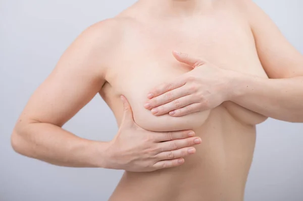 Blanke Vrouw Zelf Controleert Borstkanker Witte Achtergrond — Stockfoto