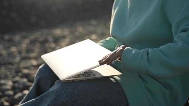 Close Uma Mulher Caucasiana Mãos Abrem Computador Portátil Começam Datilografar — Vídeo de Stock