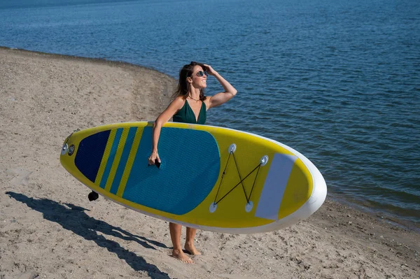 Mujer Caucásica Camina Largo Playa Lleva Sup Board Río Ciudad — Foto de Stock