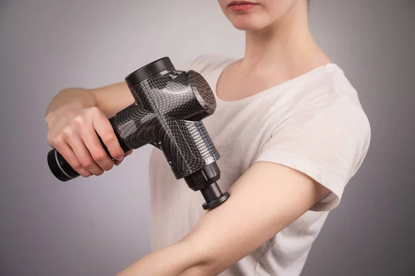 Donna Caucasica Utilizza Una Pistola Massaggiatore Dolore Muscoli Del Braccio — Foto Stock
