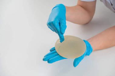 Estetik cerrah göğüs silikonu gösterir.