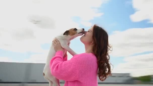 Video 360 Beyaz Kadın Jack Russell Terrier Köpeğini Tutuyor Öpüyor — Stok video