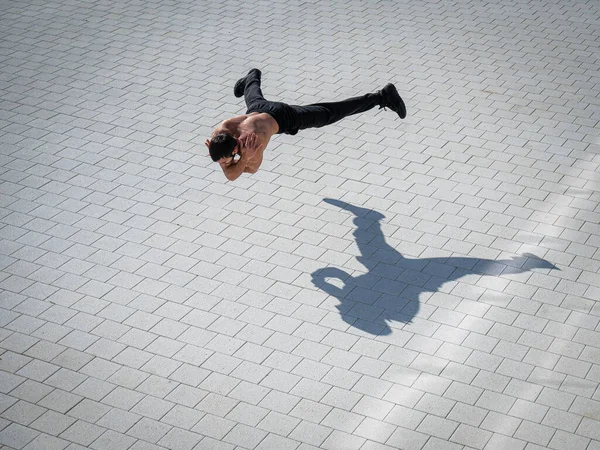 Een Man Die Push Ups Doet Met Buitenvliegen — Stockfoto