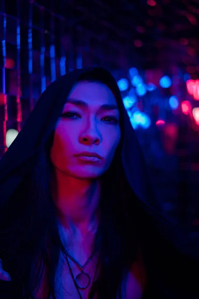 Närbild Porträtt Androgen Modell Huva Manlig Transgender Studio Med Neonljus — Stockfoto