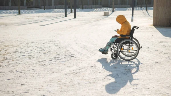 Λευκή Γυναίκα Αναπηρική Καρέκλα Χρησιμοποιεί Ένα Smartphone Μια Βόλτα Στο — Φωτογραφία Αρχείου