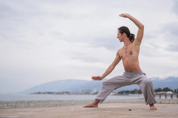 Beyaz Bir Adam Çıplak Gövdesiyle Deniz Kıyısında Wushu Yapıyor — Stok fotoğraf