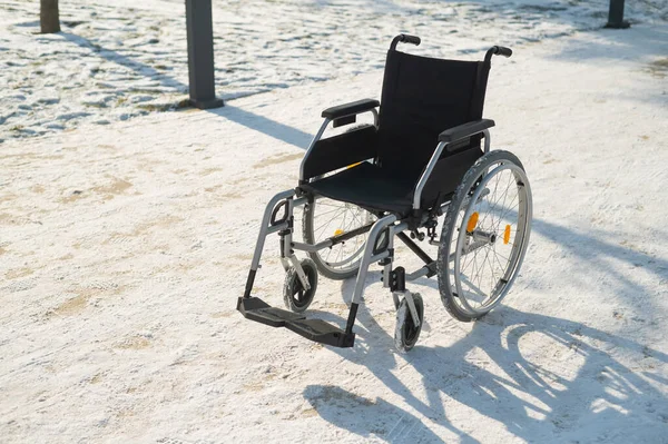 Parkta Kışın Boş Tekerlekli Sandalye — Stok fotoğraf
