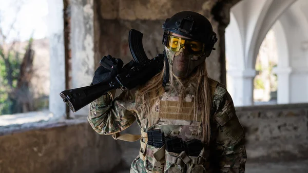 Porträtt Kvinna Hjälm Och Glasögon Med Maskingevär Händerna Kvinnlig Soldat — Stockfoto