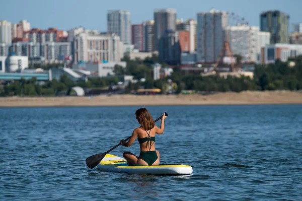 Blanke Vrouw Rijdt Een Sup Board Rivier Stad Zomer Sport — Stockfoto