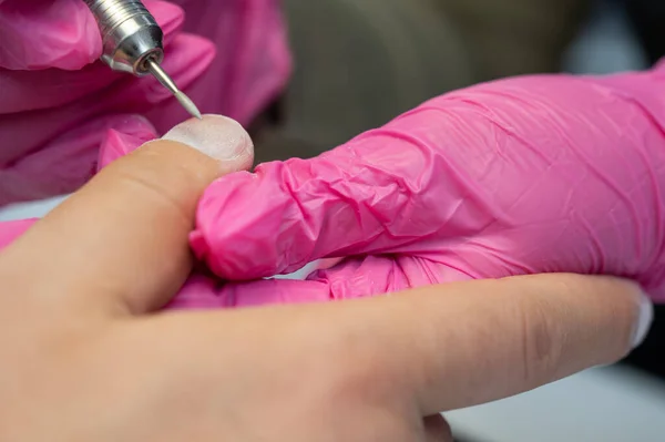 Master Maakt Een Hardware Manicure Aan Een Mannelijke Cliënt — Stockfoto