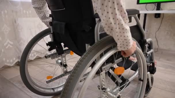 Белая Женщина Инвалидной Коляске Подъезжает Рабочему Столу Начинает Работать Над — стоковое видео