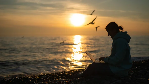 Femme Blanche Tapant Sur Ordinateur Portable Bord Mer Coucher Soleil — Photo