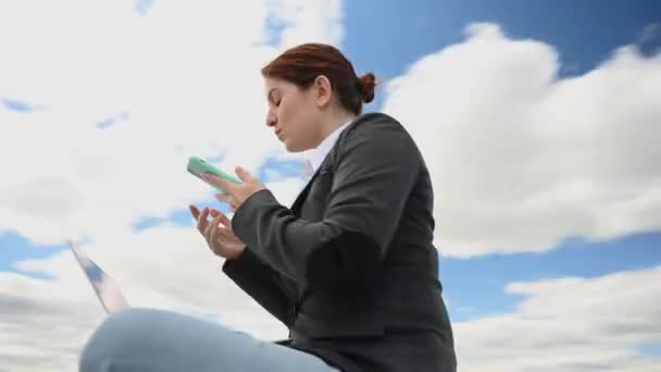Zakenvrouw Aan Het Praten Een Mobiele Telefoon Een Bewolkte Lucht — Stockvideo