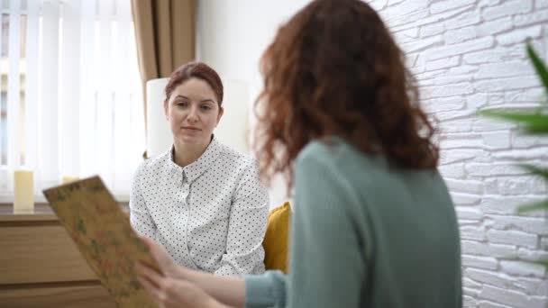 Psychologue Féminine Expliquant Les Méthodes Traitement Patiente Pointant Vers Presse — Video