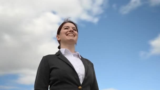 Bizneswoman Wyciąga Rękę Pokazuje Palec Zewnątrz Wideo 360 Stopni — Wideo stockowe