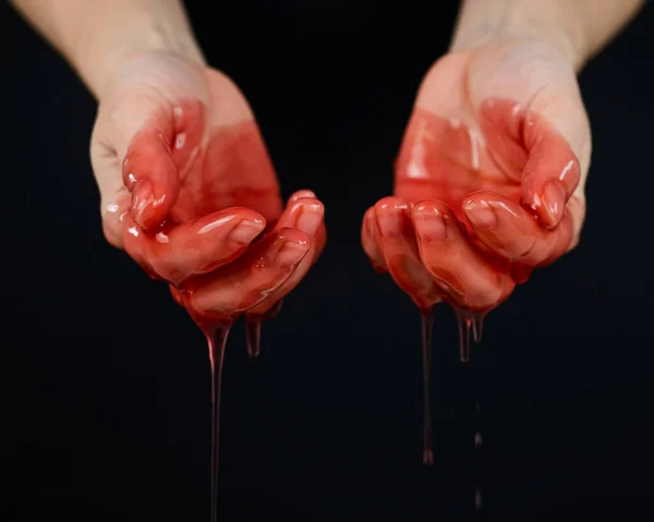 Manos Mujer Líquido Rojo Viscoso Similar Sangre — Foto de Stock