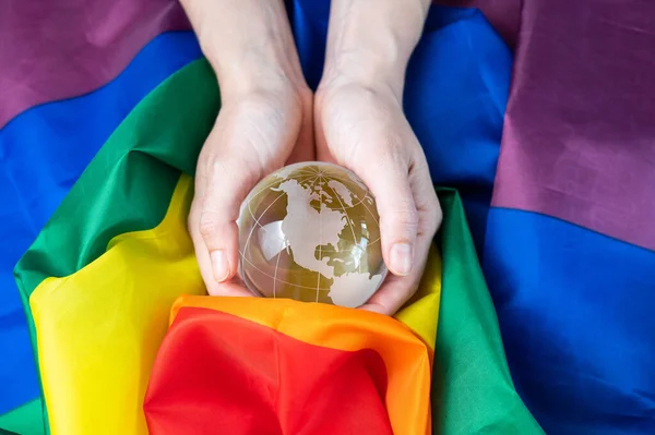 Een Vrouw Houdt Een Kristallen Bol Een Regenboogvlag Lgbt Gemeenschap — Stockfoto