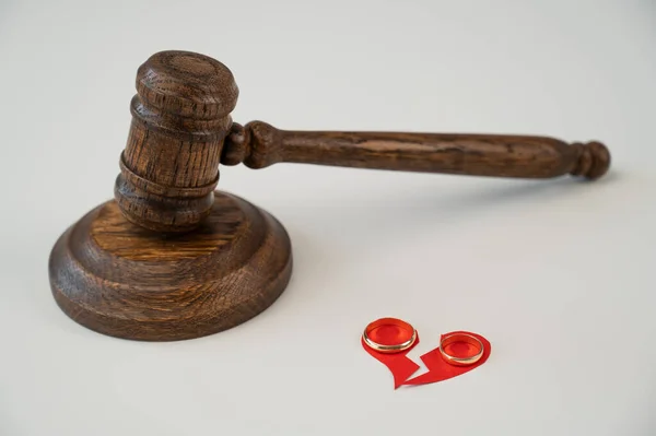 Judicial Gavel Broken Heart Wedding Rings — Stock Photo, Image