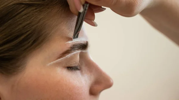 Maestro Dibuja Forma Las Cejas Con Pintura Blanca Antes Colorear — Foto de Stock