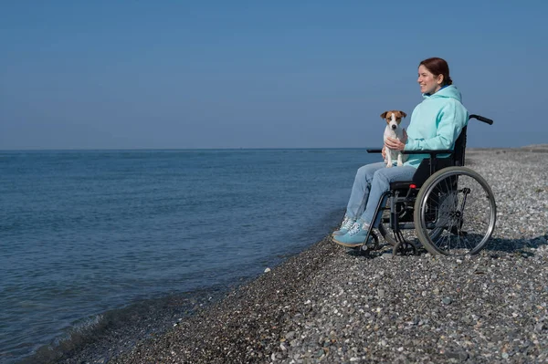 Vit Kvinna Rullstol Med Hund Vid Havet — Stockfoto