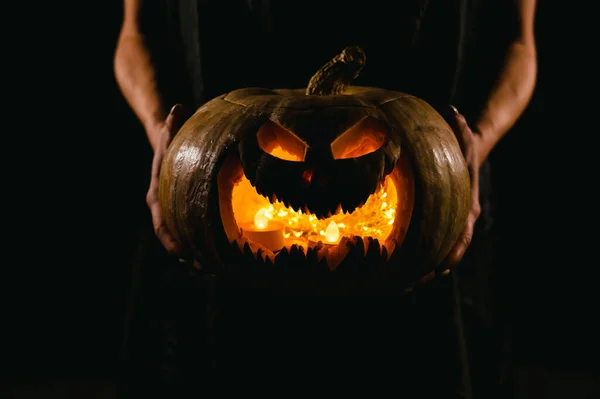 Strega Sta Tenendo Una Zucca Jack Lanterna Incandescente Buio Halloween — Foto Stock