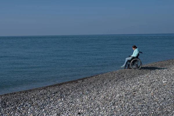 Pacifié Caucasien Femme Dans Fauteuil Roulant Sur Littoral — Photo