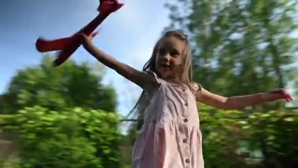 Mała Dziewczynka Bawi Się Samolotem Zewnątrz Wideo 360 Stopni — Wideo stockowe