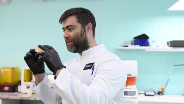 Стоматолог Тримає Руках Кидок Щелепи — стокове відео