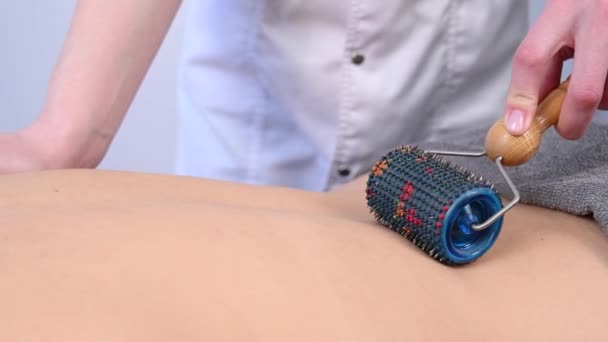 Massagetherapeutin Benutzt Gläser Auf Dem Rücken Der Patienten — Stockvideo