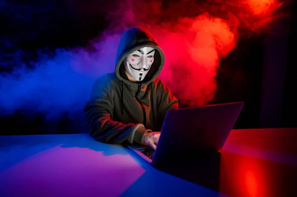 Juni 2022 Novosibirsk Rusia Anonymous Hood Typing Laptop Dark Red — Stok Foto
