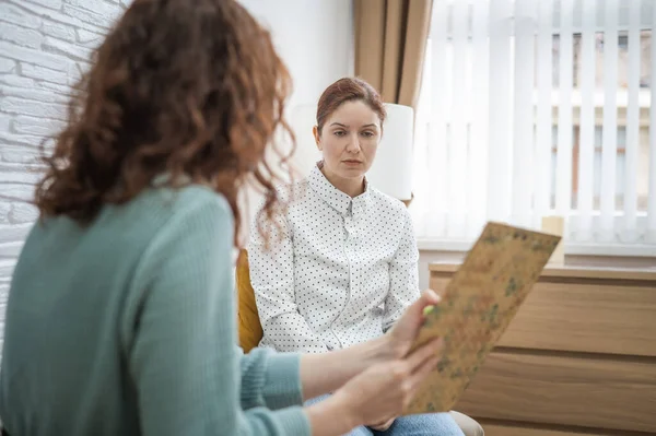 Besorgte Kaukasierin Bei Einer Sitzung Mit Einem Psychotherapeuten — Stockfoto
