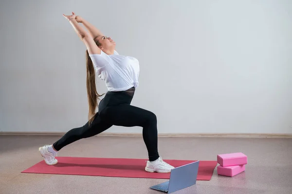 Genç Artı Boyutlu Kadın Nternet Esniyor Esnek Kız Yoga Yapıyor — Stok fotoğraf