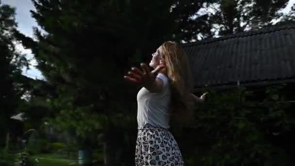 Mulher Caucasiana Feliz Abriu Braços Para Lados Livre Vídeo 360 — Vídeo de Stock