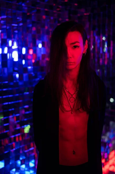 Porträtt Manlig Transgenusmodell Neonljus — Stockfoto