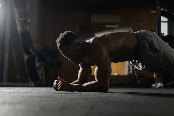 Skjortlös Afrikansk Amerikansk Man Gör Armbåge Planka Gymmet — Stockfoto